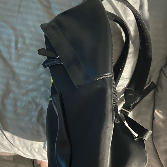 Beautiful designer bag in great condition and going for an amazinging price - Picture 3 of 4